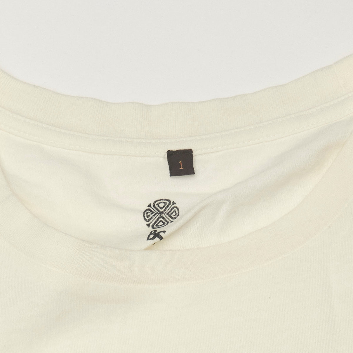 Bum Society neck print four-leaf clover color:snow